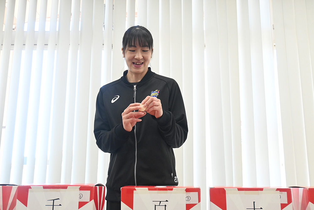 抽選会の様子(井上奈々朱選手)